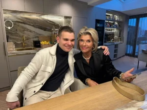 Duuk en mama Debby thuis
